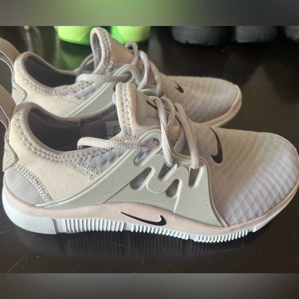 Womens 6.5 Nikes. Excellent condition!